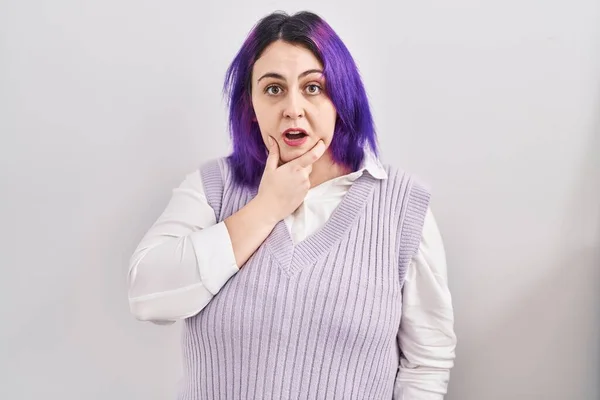 Size Woman Wit Purple Hair Standing White Background Looking Fascinated — Stock Photo, Image
