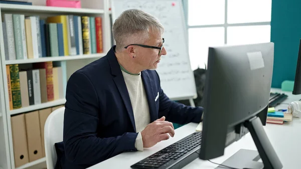 Orta Yaşlı Kır Saçlı Erkek Öğretmen Üniversite Sınıfında Bilgisayar Kullanıyor — Stok fotoğraf