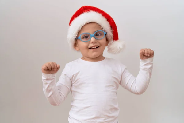 小男孩戴着眼镜 戴着圣诞礼帽 自豪地尖叫着 高举双臂庆祝胜利和成功 — 图库照片