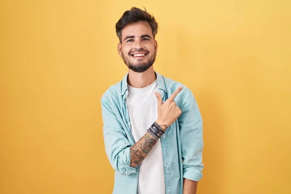Young Hispanic Man Tattoos Standing Yellow Background Cheerful Smile Face — Stockfoto