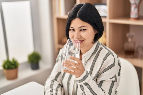 Joven Mujer China Bebiendo Agua Sentada Mesa Casa —  Fotos de Stock