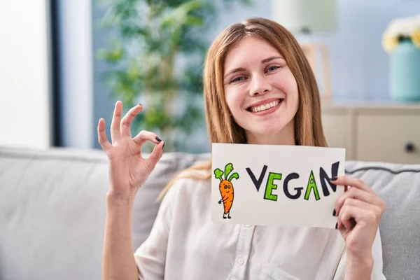 Hermosa Mujer Sosteniendo Pancarta Con Palabra Vegana Haciendo Signo Bien —  Fotos de Stock