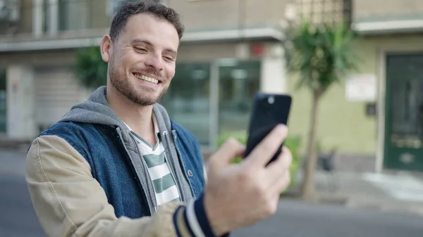 Jonge Blanke Man Glimlachend Een Video Gesprek Straat — Stockfoto