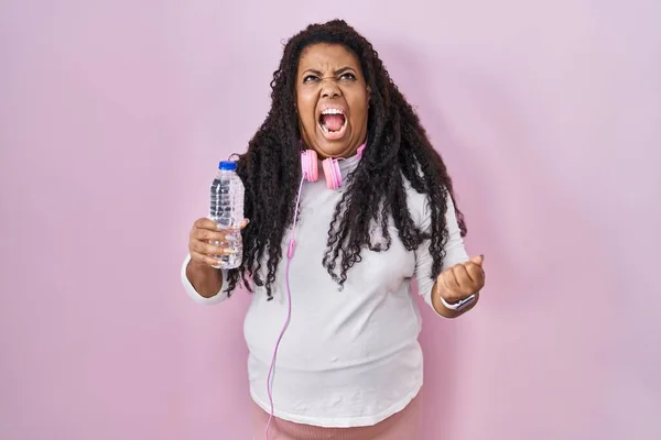 Size Hispanic Woman Wearing Sportswear Headphones Angry Mad Screaming Frustrated — Stock Photo, Image