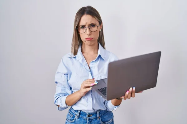 Ung Kvinna Som Arbetar Med Dator Laptop Deprimerad Och Oroa — Stockfoto