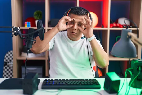 Νεαρός Ισπανός Που Παίζει Βιντεοπαιχνίδια Προσπαθώντας Ανοίξει Μάτια Του Δάχτυλα — Φωτογραφία Αρχείου