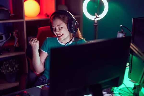 Mulher Ruiva Jogando Videogames Muito Feliz Animado Fazendo Gesto Vencedor — Fotografia de Stock