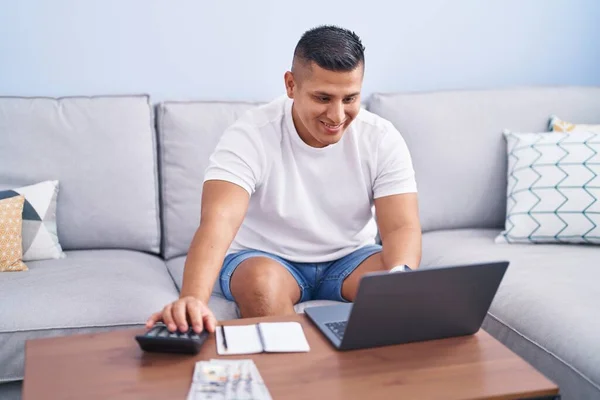 Молодий Латинський Чоловік Використовує Облік Ноутбуків Вдома — стокове фото