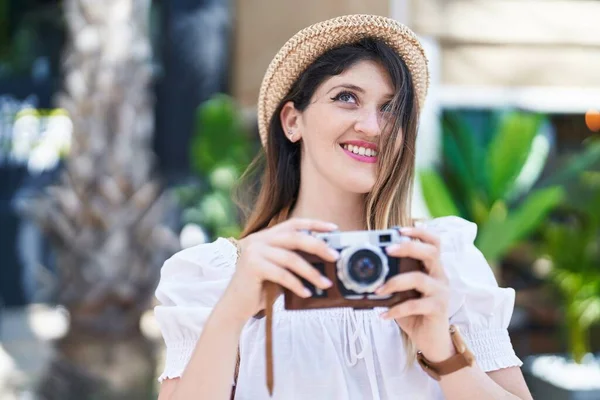 Young Hispanic Woman Tourist Smiling Confident Using Camera Park — ストック写真
