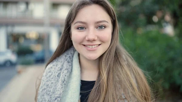 Parkta Kendinden Emin Gülümseyen Genç Sarışın Kadın — Stok fotoğraf