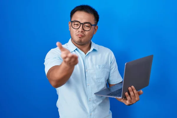 Chinesischer Junger Mann Mit Computer Laptop Der Die Kamera Blickt — Stockfoto