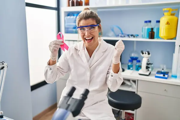 Молодая Женщина Работающая Научной Лаборатории Розовой Лентой Гордо Кричит Празднуя — стоковое фото