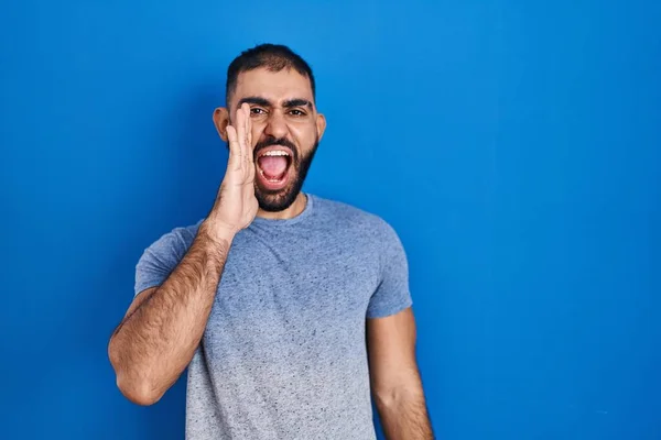 Muž Blízkého Východu Plnovousem Stojící Nad Modrým Pozadím Křičící Křičící — Stock fotografie