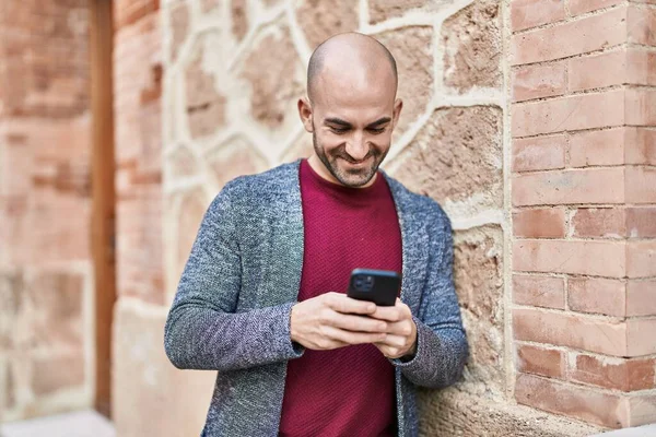 Jovem Sorrindo Confiante Usando Smartphone Rua — Fotografia de Stock