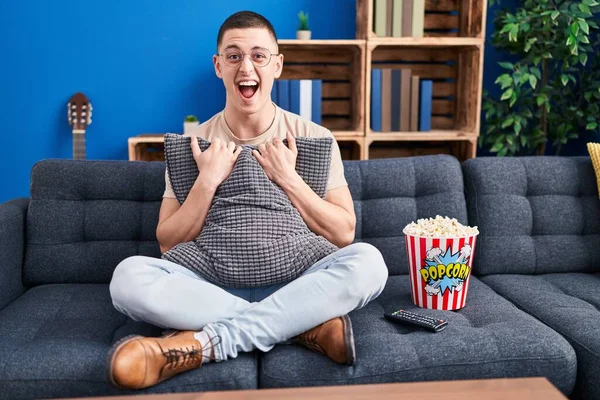 Junger Mann Der Popcorn Isst Feiert Verrückt Und Staunt Über — Stockfoto