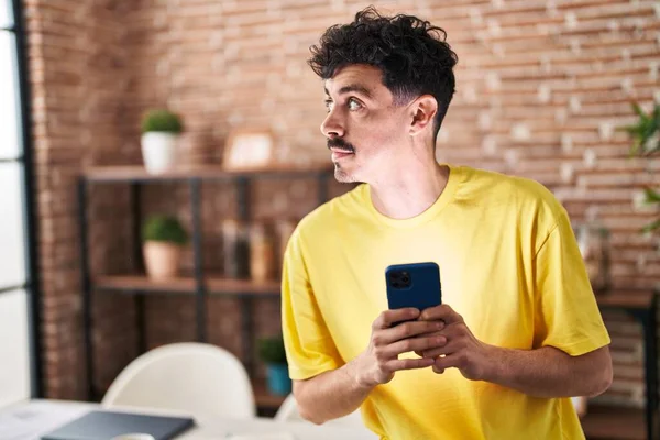 Young Caucasian Man Using Smartphone Standing Home — ストック写真