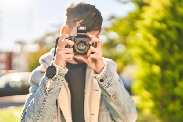 Молодой Латиноамериканец Использует Профессиональную Камеру Парке — стоковое фото