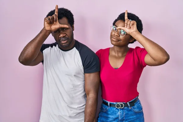 Ein Junges Afrikanisch Amerikanisches Paar Das Auf Rosa Hintergrund Steht — Stockfoto