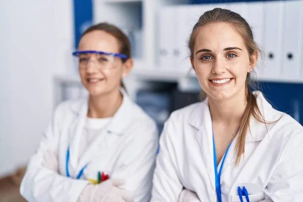 Duas Mulheres Cientistas Sorrindo Confiantes Com Braços Cruzados Gesto Laboratório — Fotografia de Stock