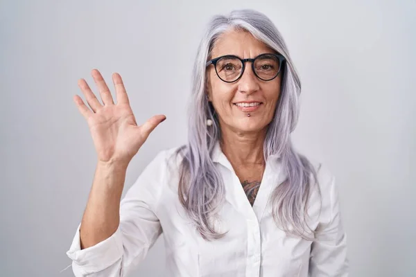 Beyaz Arka Planda Duran Gözlüklü Orta Yaşlı Bir Kadın Beş — Stok fotoğraf