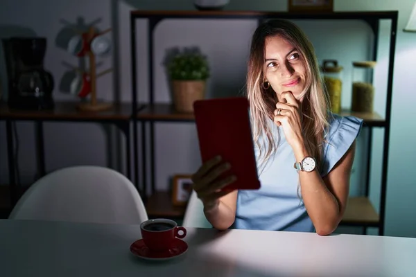 Jonge Spaanse Vrouw Met Touchpad Die Nachts Met Hand Kin — Stockfoto