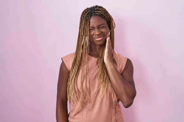 Африканская Американка Плетеными Волосами Стоящими Розовом Фоне Касается Рта Рукой — стоковое фото