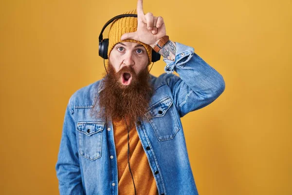 Καυκάσιος Άντρας Μακριά Γενειάδα Ακούει Μουσική Χρησιμοποιώντας Ακουστικά Κοροϊδεύοντας Ανθρώπους — Φωτογραφία Αρχείου