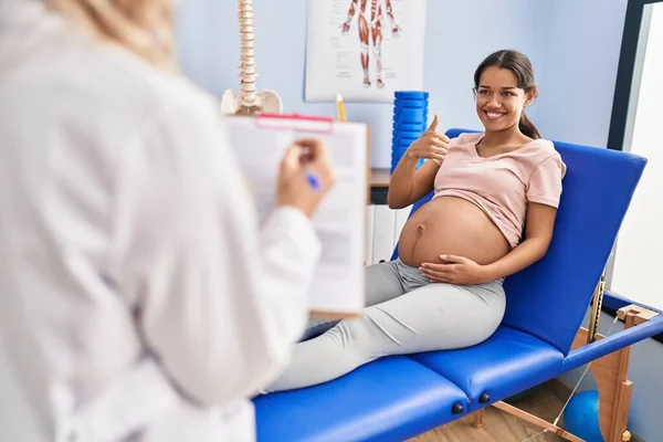 理学療法士クリニックの若い妊婦は懐疑的で緊張しており 問題のために動揺しています 否定的な人 — ストック写真
