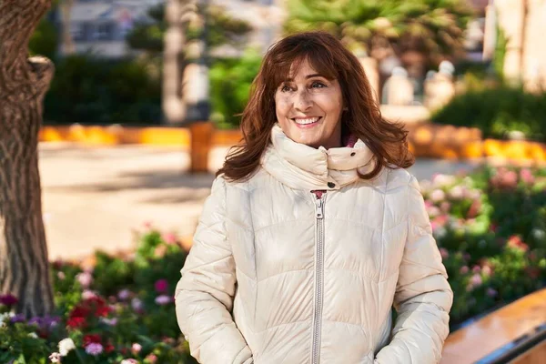 Kobieta Średnim Wieku Uśmiecha Się Pewnie Stojąc Parku — Zdjęcie stockowe