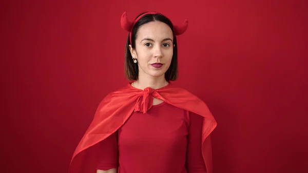Genç Güzel Spanyol Kadın Şeytan Kostümü Giyiyor Izole Edilmiş Kırmızı — Stok fotoğraf