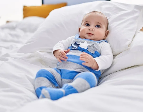 Αξιολάτρευτο Μωρό Χαλαρό Ξαπλωμένο Στο Κρεβάτι Στο Υπνοδωμάτιο — Φωτογραφία Αρχείου