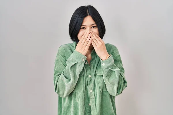 Jovem Asiático Mulher Sobre Branco Fundo Rindo Embaraçado Riso Cobrindo — Fotografia de Stock