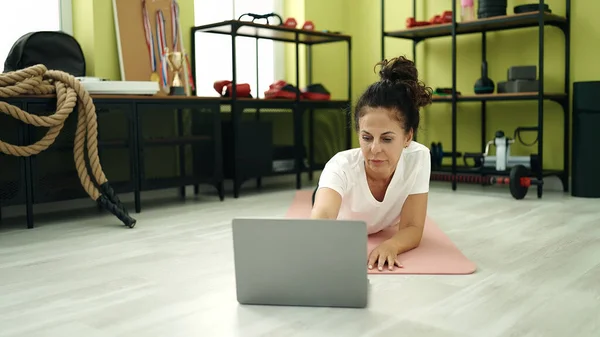 Middelbare Leeftijd Spaanse Vrouw Training Online Core Oefening Bij Sportcentrum — Stockfoto