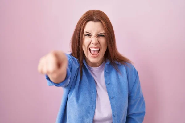 Young Hispanic Woman Red Hair Standing Pink Background Pointing Displeased — 图库照片