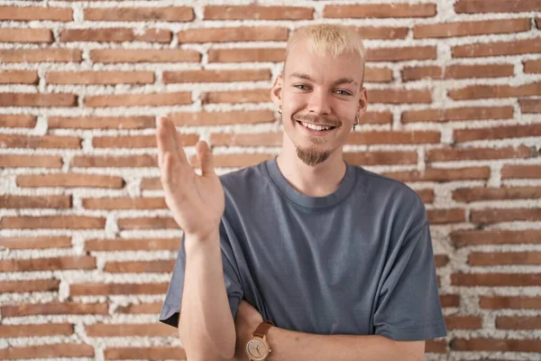 Kafkasyalı Genç Adam Tuğla Duvarın Başında Durup Selam Veriyor Mutlu — Stok fotoğraf