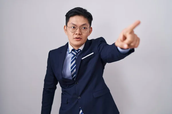 Fiatal Ázsiai Férfi Öltönyben Nyakkendőben Ujjal Mutogatva Meglepve Nyitott Szájjal — Stock Fotó