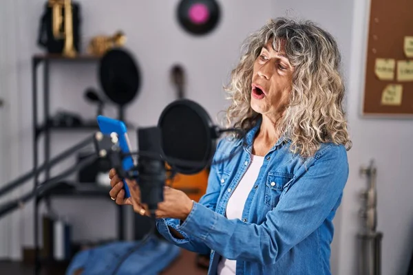 Mujer Mediana Edad Cantante Cantando Canción Estudio Música —  Fotos de Stock