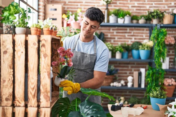 Joven Florista Hispano Sonriendo Confiado Sosteniendo Planta Floristería — Foto de Stock