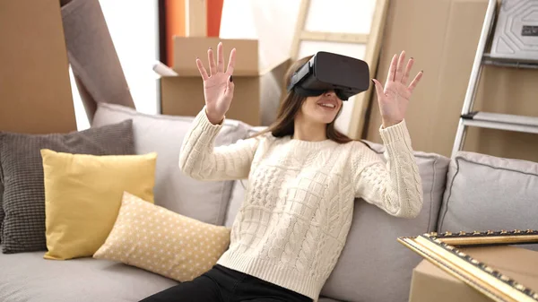 Young Beautiful Hispanic Woman Using Virtual Reality Glasses Sitting Sofa — Stockfoto