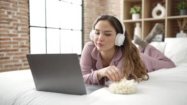 Young Beautiful Hispanic Woman Watching Movie Eating Popcorn Bedroom — Stock Photo, Image