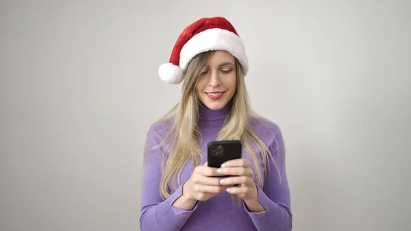 Νεαρή Ξανθιά Γυναίκα Φοράει Χριστουγεννιάτικο Καπέλο Χρησιμοποιώντας Smartphone Πάνω Από — Φωτογραφία Αρχείου