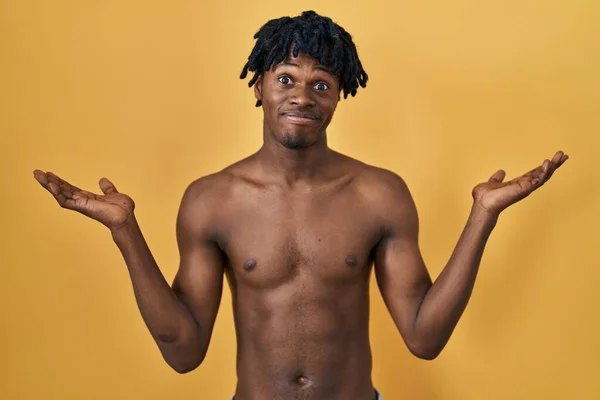 Hombre Africano Joven Con Rastas Pie Sin Camisa Expresión Despistada — Foto de Stock