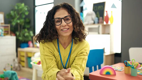 Middle Age Hispanic Woman Preschool Teacher Smiling Confident Sitting Chair — ストック写真