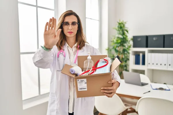 Νεαρή Γιατρός Γυναίκα Κρατώντας Κουτί Ιατρικά Αντικείμενα Ανοιχτό Χέρι Κάνει — Φωτογραφία Αρχείου