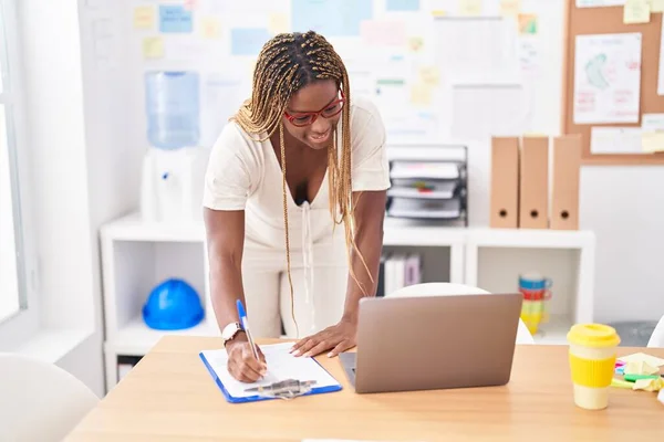 Αφροαμερικάνα Επιχειρηματίας Χρησιμοποιώντας Laptop Γράφοντας Έγγραφο Στο Γραφείο — Φωτογραφία Αρχείου