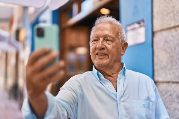 Älterer Grauhaariger Mann Lächelt Selbstbewusst Und Macht Selfie Mit Smartphone — Stockfoto