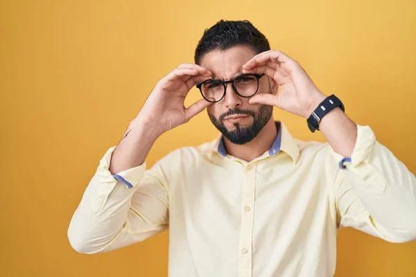 Latynoski Młody Człowiek Ubraniach Biznesowych Okularach Próbuje Otworzyć Oczy Palcami — Zdjęcie stockowe