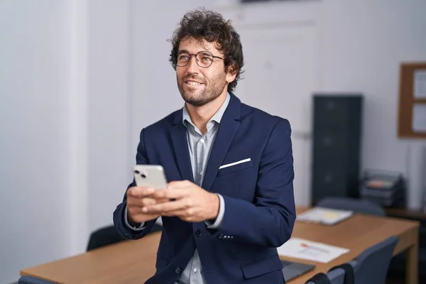 Jovem Hispânico Homem Empresário Sorrindo Confiante Usando Smartphone Escritório — Fotografia de Stock