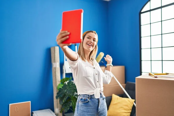 Young Hispanic Woman Make Selfie Touchpad New Home — Stock Photo, Image