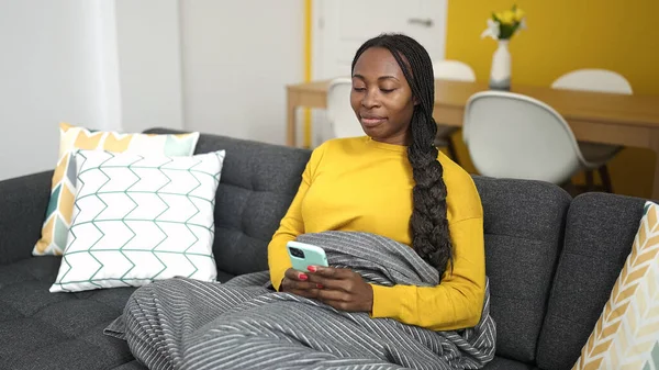African Woman Using Smartphone Sitting Sofa Home — Stock fotografie